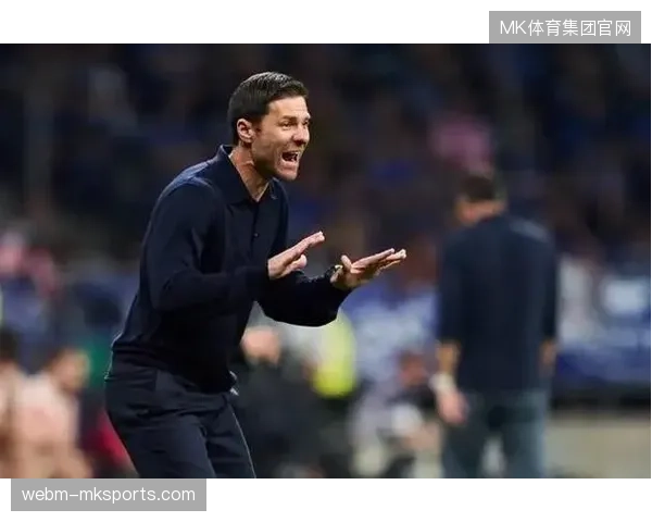 哈维·阿隆索在欧冠关键战中因防线人荒被迫变阵，球队进攻依赖球星发挥